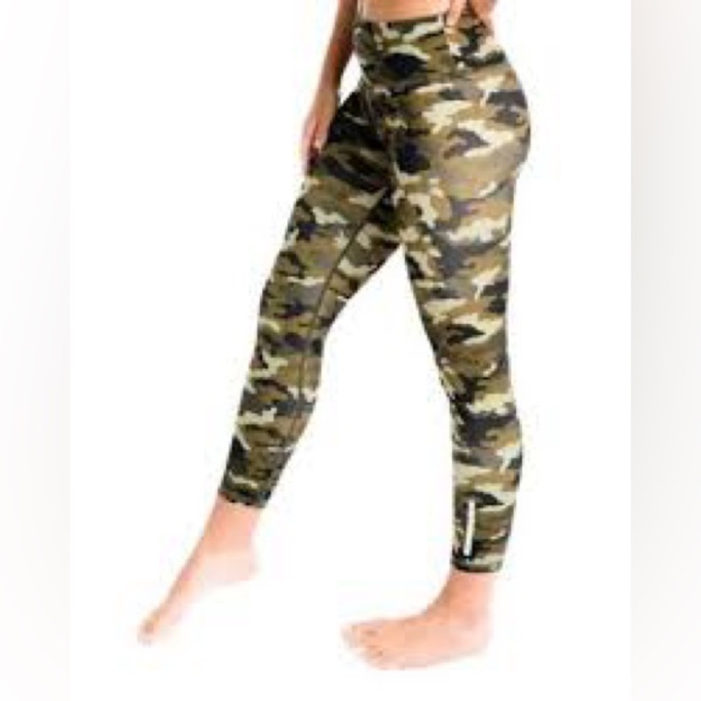 Zyia Active Women’s Hi Rise Crop Ankle 23” Camo Legging- Size 6-8